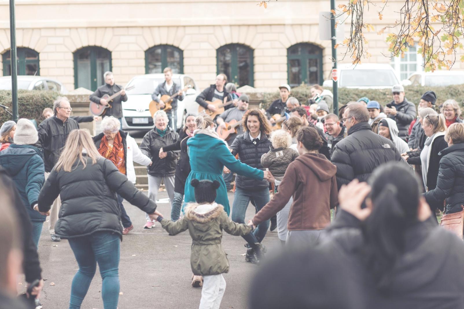 Sessione di allenamento hip-hop in studio con ballerini che praticano movimenti dinamici