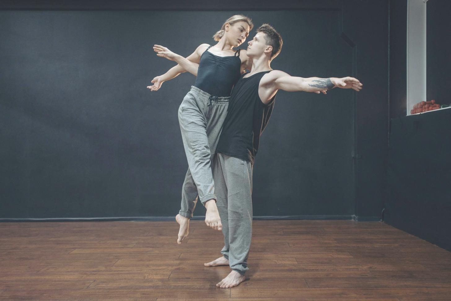 Studio di danza berivaxolpen durante una sessione di allenamento hip-hop